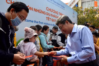 Ông Nguyễn Minh, Phó Chủ tịch Ủy ban nhân dân tỉnh Bình Thuận trao tận tay những phong bao lì xì cho hành khách vừa xuống tàu.