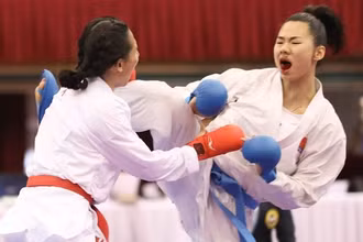 Nữ vận động viên Nguyễn Thị Ngoan (đai xanh) tại Sea Games 31.(Ảnh: Thanh Tùng/TTXVN)