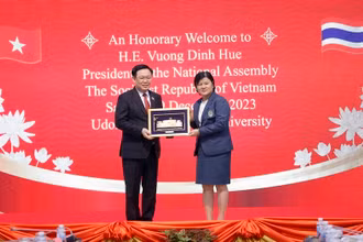 Chủ tịch Quốc hội Vương Đình Huệ tặng quà lưu niệm Đại học Hoàng gia Rajabhat Udon Thani. (Ảnh: TTXVN)