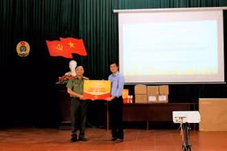 Bộ Công an trao 300 đầu sách, truyện thiếu nhi tặng thư viện trường.