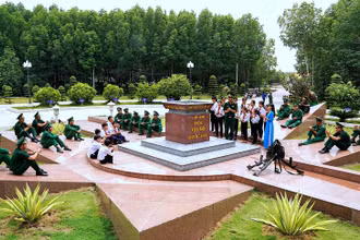 Cột mốc tọa độ quốc gia ở mũi Cà Mau ghi dấu lãnh thổ Việt Nam trên đất liền. (Ảnh: Cà Mau Tourism)