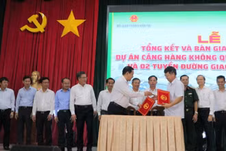 Đại diện Ủy ban nhân dân tỉnh Đồng Nai và Cảng hàng không miền Nam ký kết biên bản bàn giao đất thực hiện dự án sân bay Long Thành.