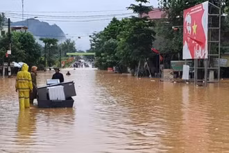 Nhiều tuyến đường ở các huyện miền núi Nghệ An bị ngập sâu.