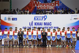 Đại diện Trung ương Hội Sinh viên Việt Nam, Trung tâm Hỗ trợ và Phát triển sinh viên Việt Nam và các đơn vị liên quan trao cờ lưu niệm tặng đội trưởng các đội tuyển tại buổi lễ.