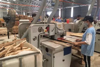 Sử dụng máy móc hiện đại để chế biến gỗ tại Công ty TAVICO (Đồng Nai).