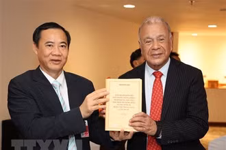 Phó Trưởng Ban Nội chính Trung ương Nguyễn Thái Học tặng sách của Tổng Bí thư Nguyễn Phú Trọng cho Tổng Bí thư Đảng Lao động Mexico (PT) Alberto Anaya Guitíerrez. (Ảnh: Phi Hùng/TTXVN)