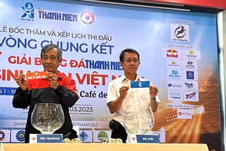 Các nhà báo thể thao bốc thăm các đội tuyển tham dự các bảng đấu tại lễ bốc thăm.