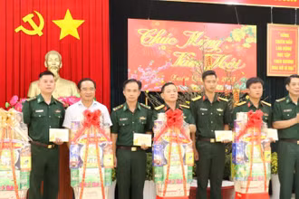 Bí thư Tỉnh ủy Long An Nguyễn Văn Được tặng quà cho các đơn vị đang làm nhiệm vụ trên khu vực biên giới tỉnh Long An. 