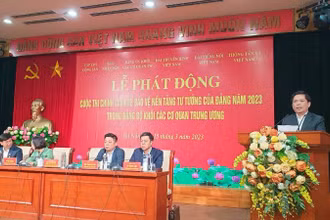 Đồng chí Nguyễn Văn Thể định hướng một số chủ đề tác phẩm tham gia cuộc thi.