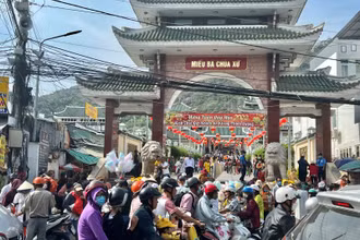 Dòng người, xe tiếp tục đổ về khu du lịch quốc gia Núi Sam trong ngày đầu năm mới. 
