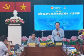 Lãnh đạo Công ty cổ phần lọc hóa dầu Bình Sơn giải đáp các câu hỏi của phóng viên tại cuộc họp báo. 