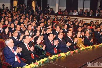 Nguyên Tổng Bí thư Nông Đức Mạnh, Chủ tịch Quốc hội Vương Đình Huệ cùng các đồng chí lãnh đạo, nguyên lãnh đạo Đảng, Nhà nước và các đại biểu dự lễ trao giải.