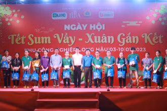 Quà Tết Quý Mão đến tay đoàn viên, người lao động có hoàn cảnh khó khăn Khu công nghiệp Long Hậu, Cần Giuộc, Long An. 