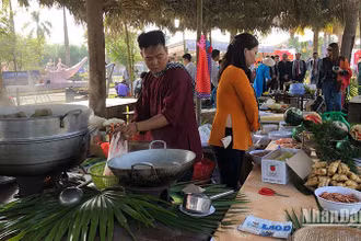 Trải nghiệm ẩm thực Bến Tre tại Làng.