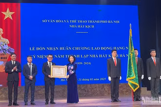 Nhà hát Kịch Hà Nội đón nhận Huân chương Lao động hạng Nhì.