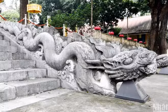 Bậc thềm rồng điện Kính Thiên trong Hoàng thành Thăng Long thời Lê sơ. (Ảnh: VƯƠNG ANH)