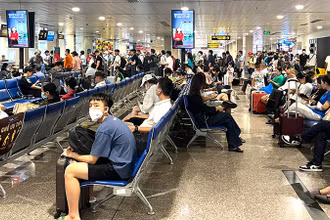 Hành khách đi lại dịp hè bắt đầu tăng tại sân bay Tân Sơn Nhất.