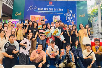 Giao lưu chủ đề sách “Tết ở Làng Địa Ngục” hồi tháng 9 thu hút đông đảo độc giả tham gia. (Ảnh: Đinh Tị Books)