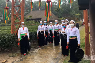 Đồng bào người Mường đón du khách đầu năm ở làng Mường.