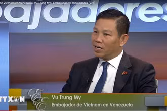 Đại sứ Vũ Trung Mỹ trả lời phỏng vấn Kênh truyền hình Globovisión. (Ảnh: Đại sứ quán cung cấp)