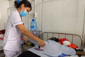 Điều trị cho bệnh nhân tại Bệnh viện Y dược cổ truyền Quảng Bình.