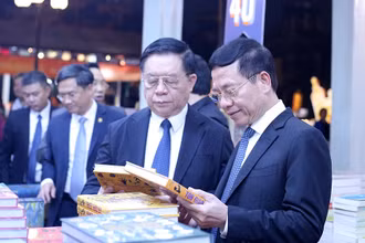 Bí thư Trung ương Đảng, Trưởng Ban Tuyên giáo Trung ương Nguyễn Trọng Nghĩa và Bộ trưởng Thông tin và Truyền thông Nguyễn Mạnh Hùng tham quan các gian hàng sách.