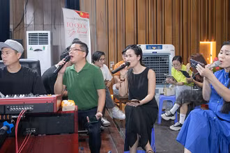 NSƯT Đăng Dương luyện tập cùng các nghệ sĩ. (Ảnh: Ban tổ chức)