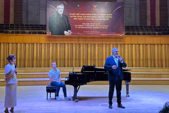 Nghệ sĩ Philip Quast tại Học viện Âm nhạc Quốc gia Việt Nam. (Ảnh: Học viện Âm nhạc Quốc gia Việt Nam)