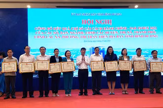 Chủ tịch Ủy ban nhân dân tỉnh Bình Dương Võ Văn Minh trao tặng Bằng khen cho tập thể và cá nhân.