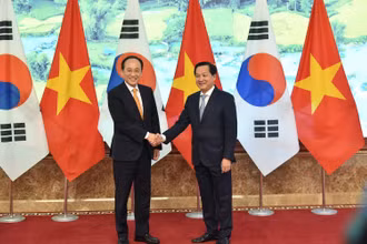 Phó Thủ tướng Lê Minh Khái và Phó Thủ tướng Choo Kyung-ho. (Ảnh: VGP)