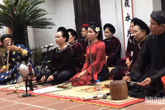 Các nghệ nhân trình diễn ca trù tại đền Mẫu Đào Nương, Hưng Yên.