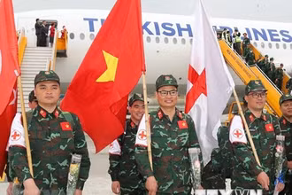 Cán bộ, chiến sĩ Quân đội Việt Nam vừa hoàn thành xuất sắc nhiệm vụ ở Thổ Nhĩ Kỳ về đến sân bay Nội Bài. (Ảnh: TTXVN)