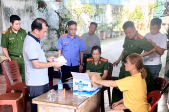 Cơ quan Cảnh sát điều tra Công an tỉnh Tuyên Quang khám xét nơi ở của đối tượng Phan Thị Hồng.