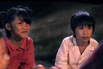 Gia Bảo vai bé Hến (áo đỏ). 
