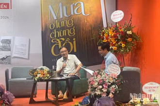 Nhà văn Phạm Việt Tiến và nhà thơ Hữu Việt tại buổi ra mắt sách.