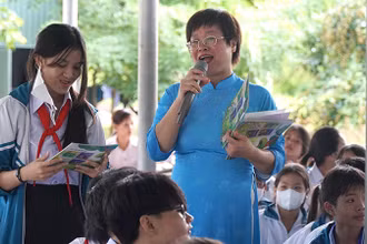 Giám đốc, Tổng Biên tập Nhà xuất bản Phụ nữ Việt Nam Khúc Thị Hoa Phượng chia sẻ về bộ sách. (Ảnh: Nhà xuất bản Phụ nữ Việt Nam)