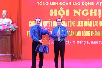 Chủ tịch Tổng Liên đoàn Lao động Việt Nam Nguyễn Đình Khang trao Quyết định và tặng hoa chúc mừng tân Chủ tịch Liên đoàn Lao động thành phố Hải Phòng Nguyễn Anh Tuân. 