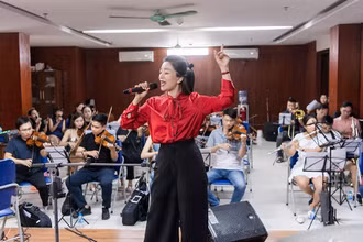 Nữ ca sĩ luyện tập chuẩn bị cho liveshow. (Ảnh: Nhân vật cung cấp)
