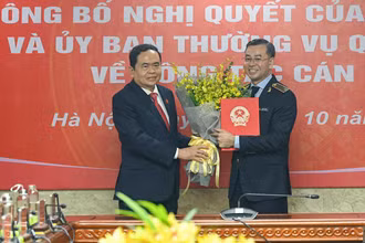 Phó Chủ tịch Thường trực Quốc hội Trần Thanh Mẫn trao Nghị quyết và tặng hoa cho Tổng Kiểm toán Ngô Văn Tuấn. (Ảnh: DUY LINH)