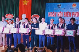 Tặng quà cho các hộ nghèo xã Ia Chía.