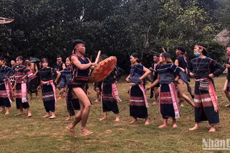 Trình diễn dân ca dân vũ tại Làng.