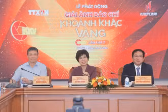 Ban tổ chức giải ảnh báo chí Khoảnh khắc vàng tại Lễ phát động. (Ảnh: TTXVN)