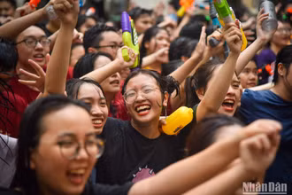 Lễ hội vui nhộn tạm biệt tuổi học trò của Học sinh THPT chuyên Ngoại ngữ