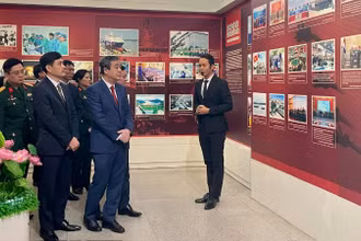 Các đại biểu tham quan Triển lãm.