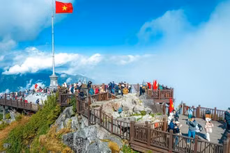 Du khách tham quan Khu vực đỉnh Fansipan. (Ảnh: MINH TÚ)