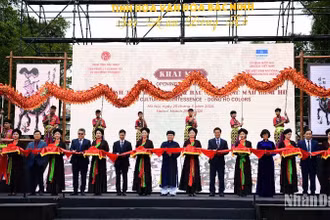 Cắt băng khai mạc chương trình. (Ảnh: THẾ DƯƠNG)