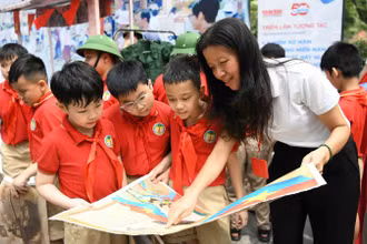 Học sinh Trường tiểu học Tràng An tham quan và trải nghiệm triển lãm.