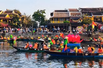 Du khách tham quan phố cổ Hội An trong dịp nghỉ lễ 30/4, 1/5. (Ảnh: HỮU TUÂN)