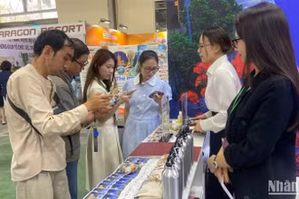 Du khách tìm hiểu các tour tại Hà Nội - VITM Hà Nội 2025. 
