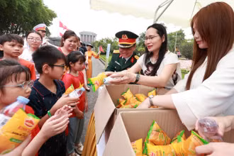 Nước uống, sữa và bánh đã được cán bộ, nhân viên, chiến sĩ của Ban Quản lý Lăng và Sở Du lịch Hà Nội trao tận tay người dân và du khách.